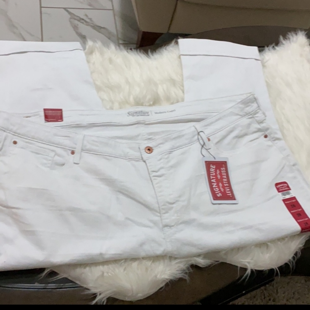 Plus Size Signature by Levi Strauss Modern Capri. Size 28